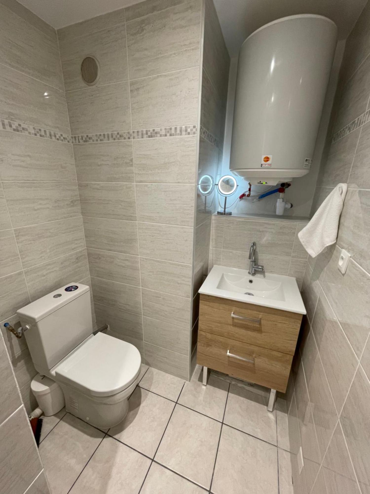 Appartement Ou Studio En Hyper Centre, Pour La Plage Et La Rue Pietonne Il Suffit De Traverser La Rue , Voir La Photo Principale 安德诺莱斯贝恩 外观 照片